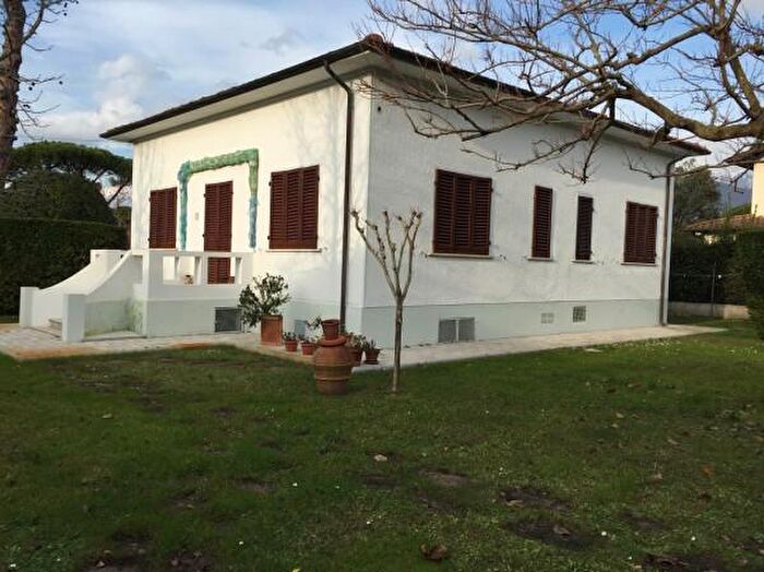 Casa con 6 locali in affitto in Forte Dei Marmi
