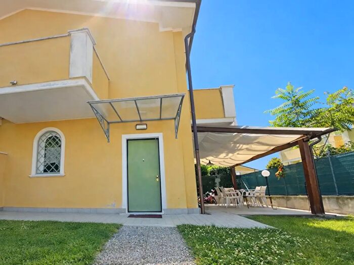 Casa quadrilocale in vendita in Massa