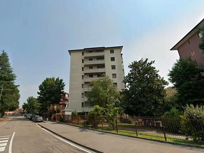 Appartamento trilocale in vendita in Locate Di Triulzi