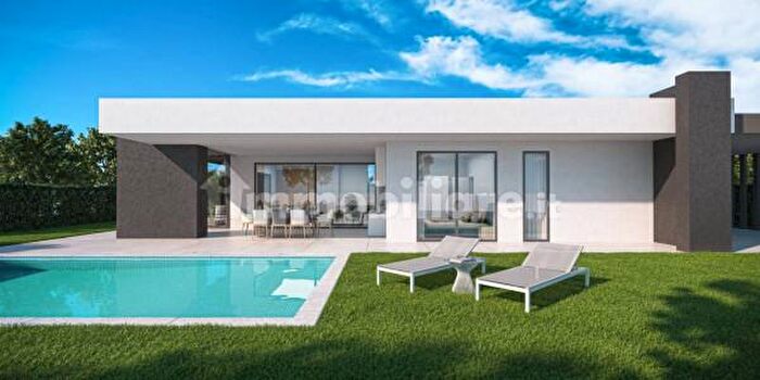 Casa quadrilocale in vendita in Via Alessandro Volta, Fino Mornasco