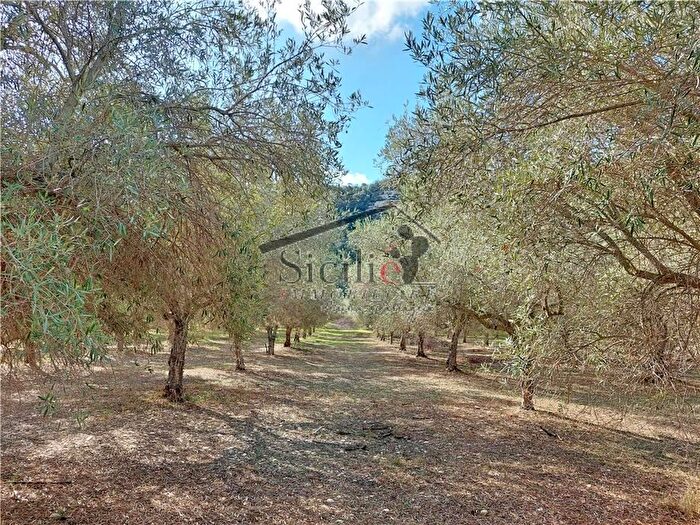 Casa con 14 locali in vendita in Ragusa