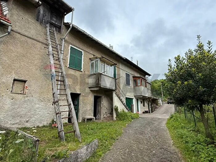Casa con 7 locali in vendita in Via San Pietro, Masone