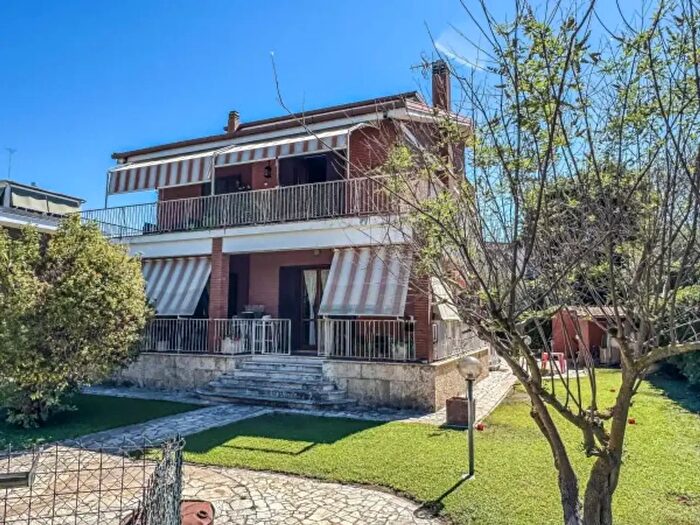 Casa con 6 locali in vendita in Via Giovan Battista Lulli, Roma