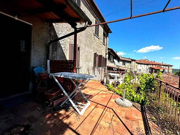 Casa con 8 locali in vendita in Villa Basilica