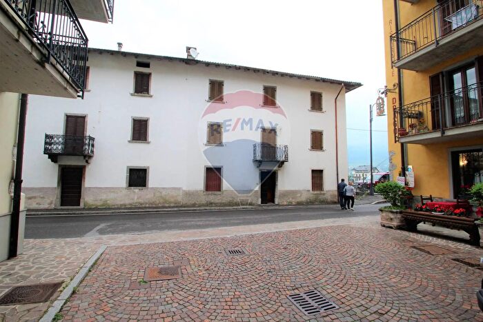 Casa con 12 locali in vendita in Oltre Il Colle