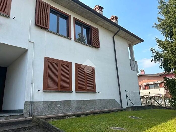 Appartamento trilocale in vendita in Via Treviglio, Fara Gera DAdda