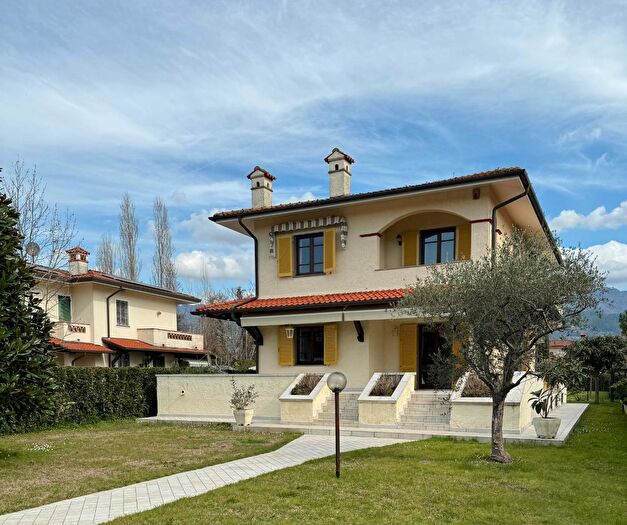 Casa con 6 locali in vendita in Forte Dei Marmi