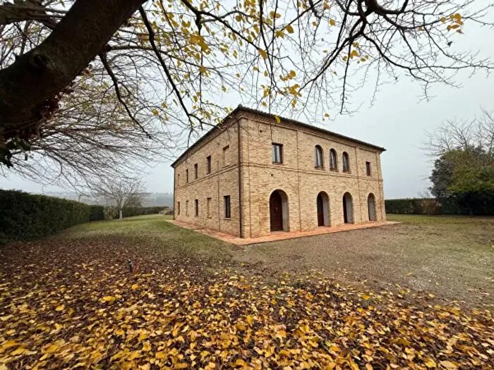 Casa con 6 locali in vendita in Via Fiastra, Petriolo