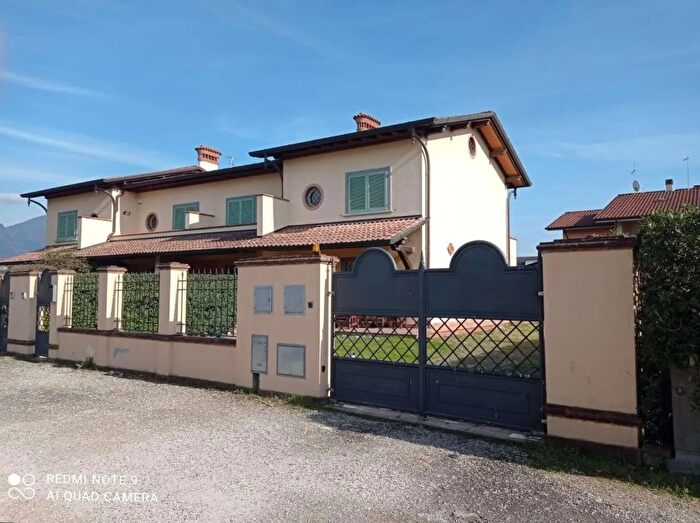 Casa con 7 locali in vendita in Forte Dei Marmi