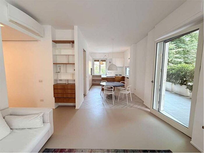 Appartamento trilocale in affitto in Via Friuli, Porta Romana Medaglie d'Oro, Milano