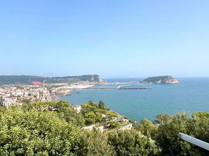 Appartamento quadrilocale in affitto in via san gennaro agnano, Pozzuoli Alta, Pozzuoli