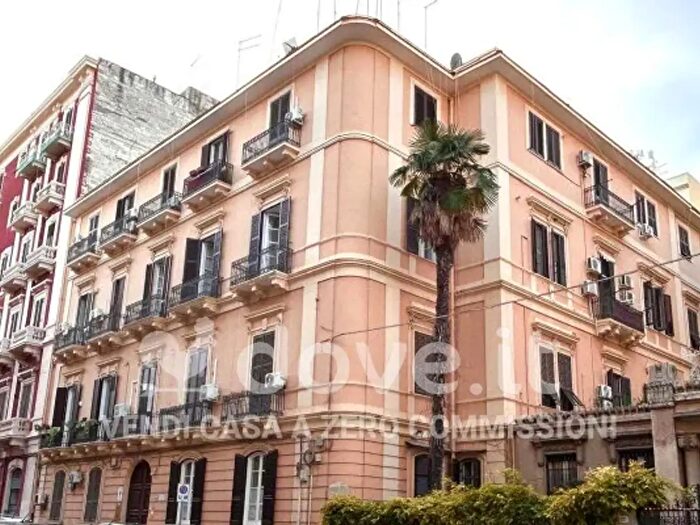 Appartamento con 6 locali in vendita in Via Regina Elena, Taranto