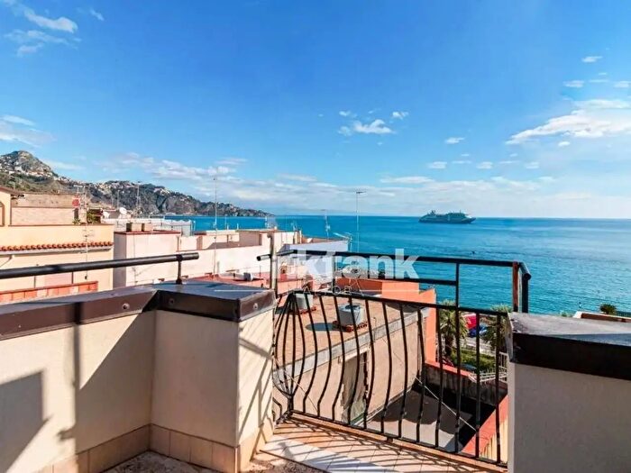 Casa con 7 locali in vendita in Via Vittorio Emanuele Snc, Giardini Naxos