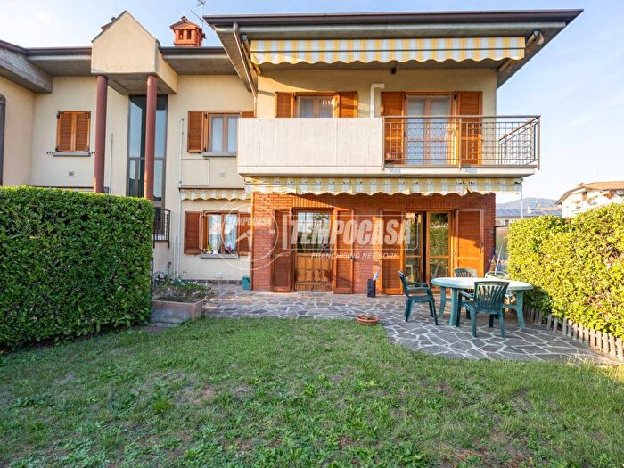 Appartamento trilocale in vendita in Via Monsignor Giovanni Battista Marchesi, Villa di Serio