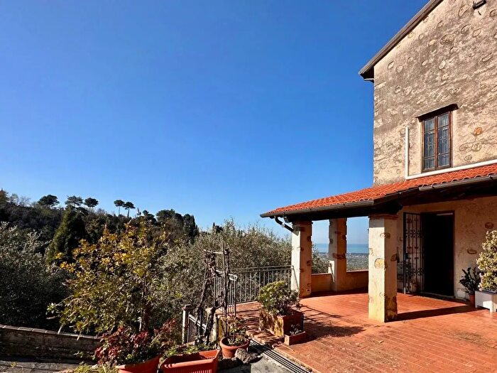 Casa con 13 locali in vendita in Camaiore