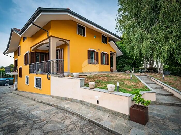 Casa con 7 locali in vendita in Via Valdo Fusi, Airasca