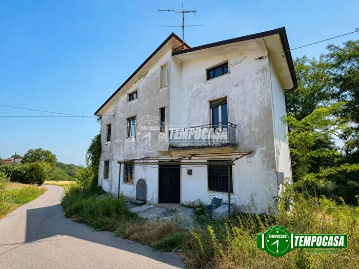 Casa con 5 locali in vendita in Frazione Magnano, Carpaneto Piacentino