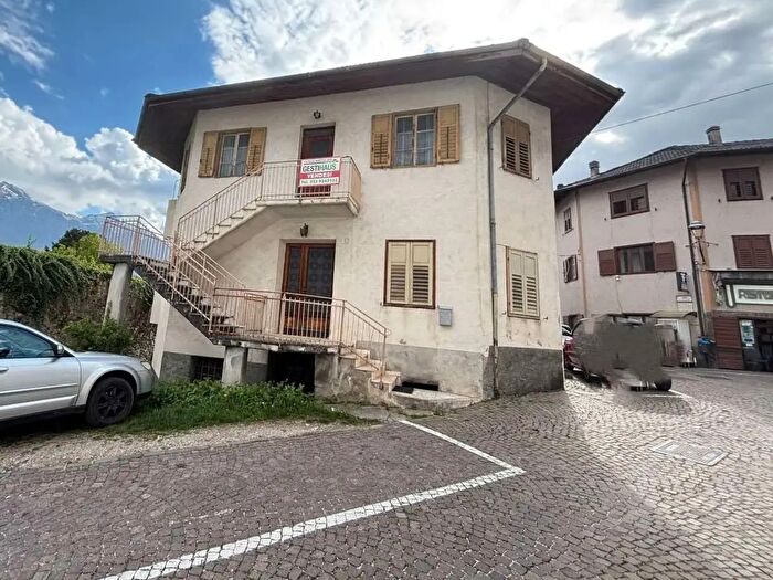 Casa con 8 locali in vendita in Via Pretorio, Telve