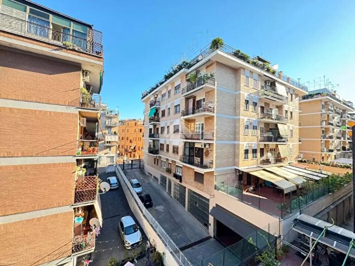 Appartamento trilocale in vendita in Via Camillo Guidi, Roma