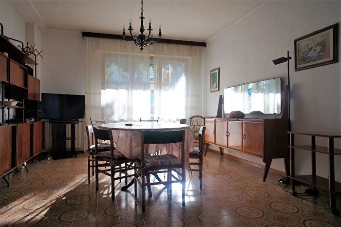 Appartamento con 5 locali in affitto in Massa