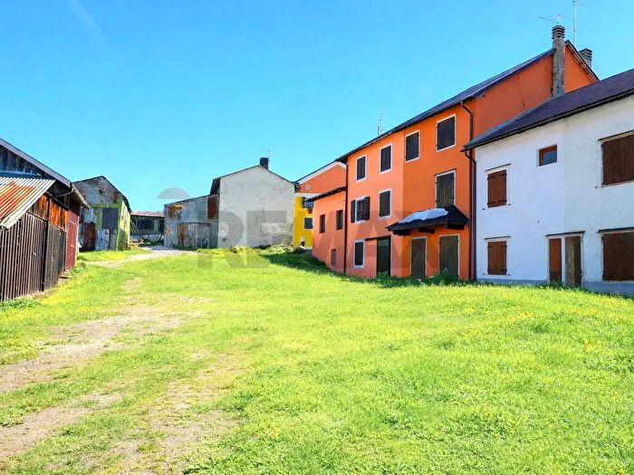 Appartamento con 6 locali in vendita in Via Sisemol, Gallio