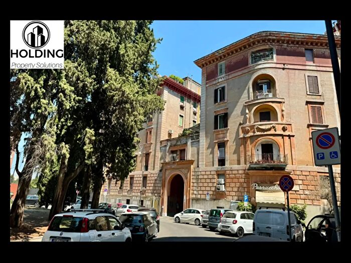 Appartamento trilocale in vendita in Via Luca Signorelli, Roma