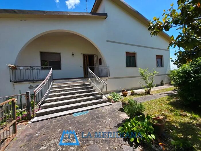 Casa con 9 locali in vendita in Lamporecchio