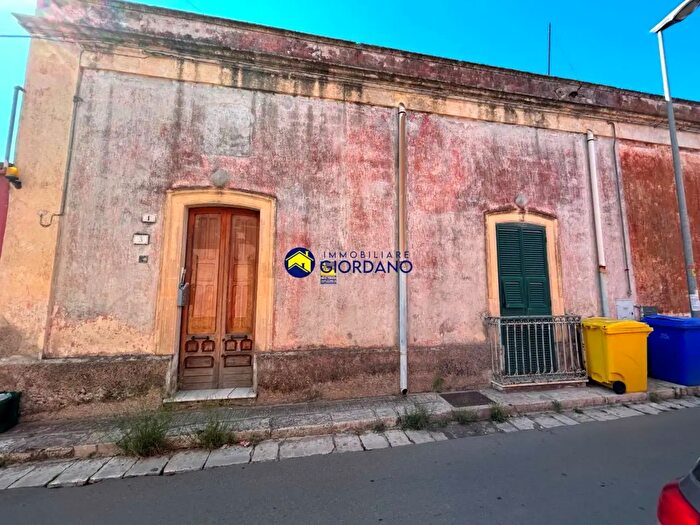 Casa con 6 locali in vendita in Via Giuseppe Garibaldi, Squinzano