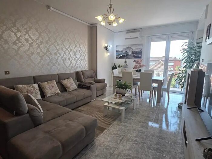 Appartamento con 5 locali in vendita in Piazza Martiri della Libertà, Caerano Di San Marco