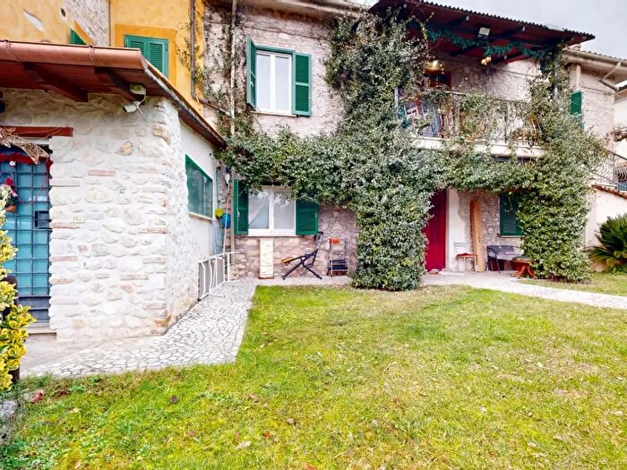 Appartamento con 8 locali in vendita in Via Valle Contigl, Contigliano