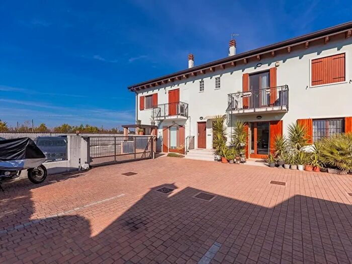 Appartamento bilocale in vendita in Località Le Ché, Villafranca Di Verona
