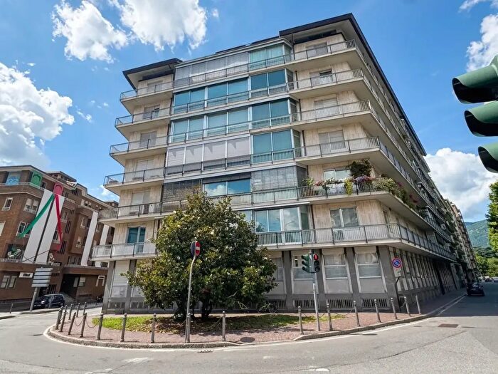 Appartamento con 5 locali in vendita in Via Fratelli Recchi, Como