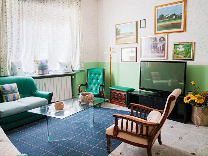 Appartamento con 6 locali in vendita in Via Limone, Torino