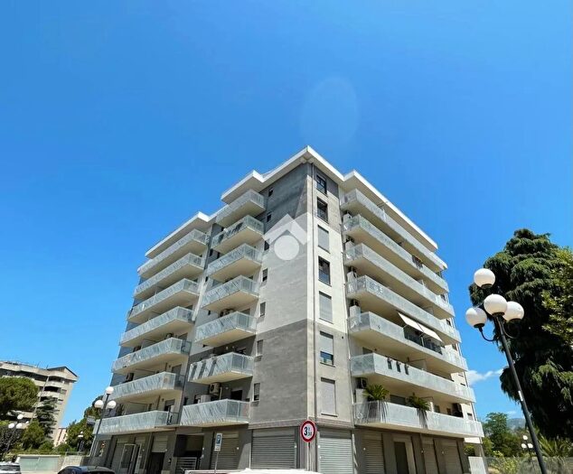 Appartamento trilocale in vendita in Via Crati, Rende