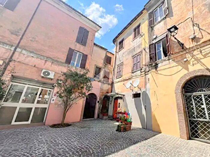 Appartamento trilocale in vendita in Via del Merangolo, Velletri