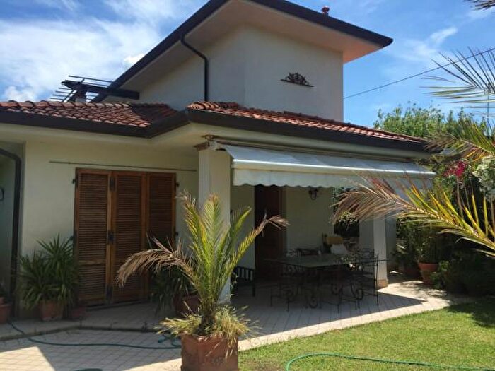 Casa con 6 locali in affitto in Forte Dei Marmi