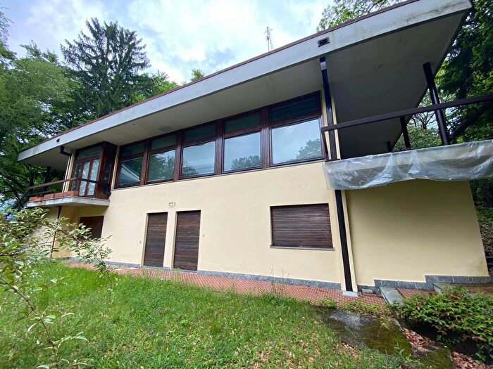 Casa con 8 locali in vendita in Valganna