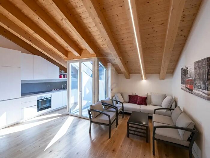 Appartamento quadrilocale in vendita in Via Ferrini, Milano