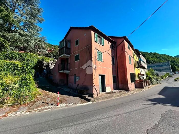 Appartamento con 5 locali in vendita in Via Bartolomeo Parodi, Ceranesi