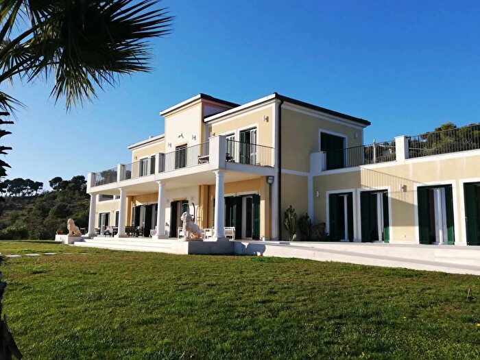 Casa con 11 locali in vendita in Strada Antica Torre, Cipressa