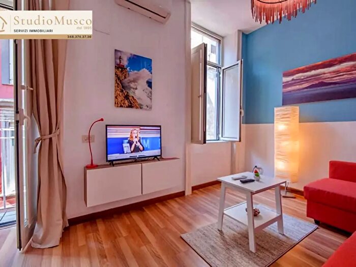 Appartamento bilocale in vendita in Via Gradoni di Chiaia, Napoli