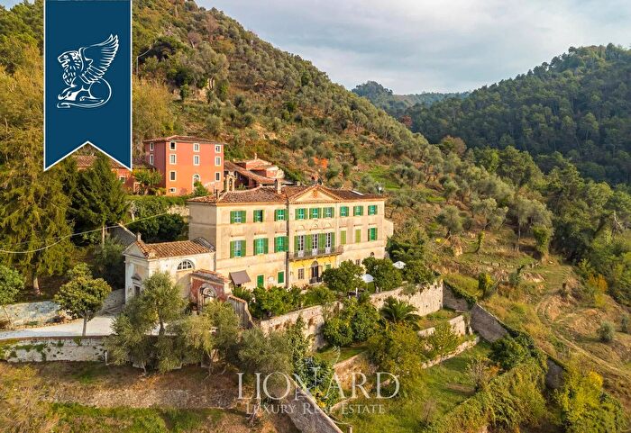 Casa con 8 locali in vendita in Camaiore