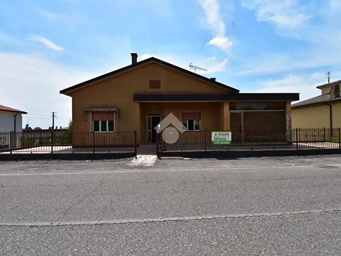 Casa con 8 locali in vendita in Via Medole, Castiglione Delle Stiviere