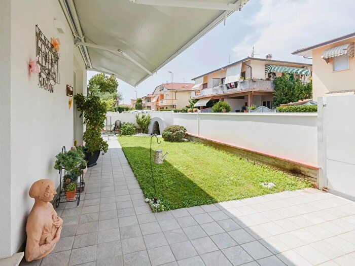Casa con 10 locali in vendita in Via Domenico dell'Aquila, Viareggio