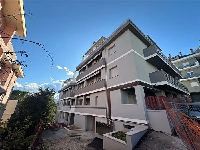 Appartamento trilocale in vendita in Via Cona O, Teramo