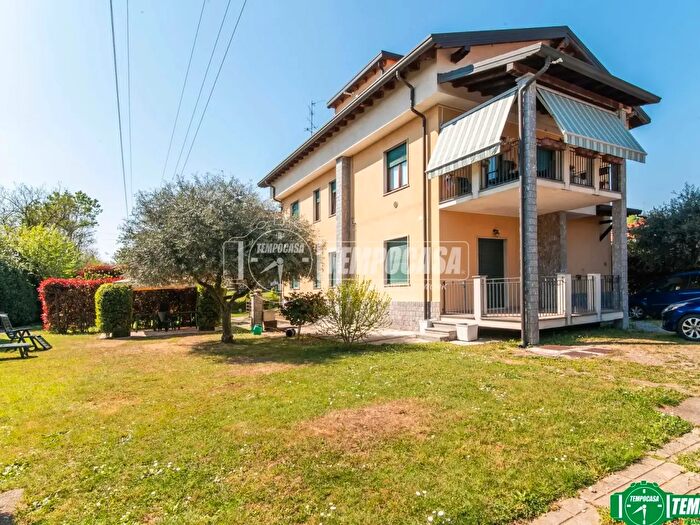 Casa quadrilocale in vendita in Via Montenero, Garbagnate Milanese