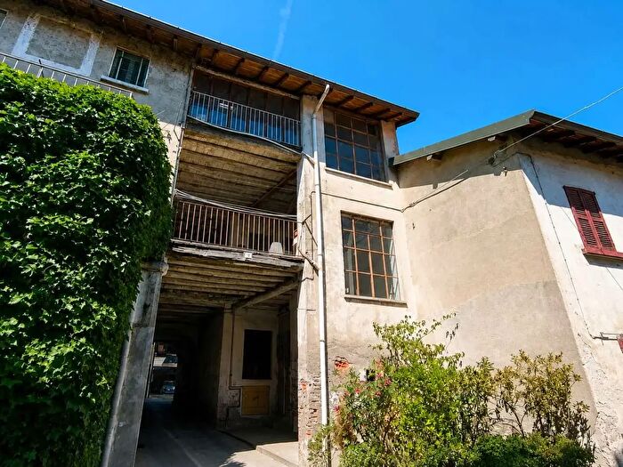 Casa con 8 locali in vendita in Via Aprile, Cirimido