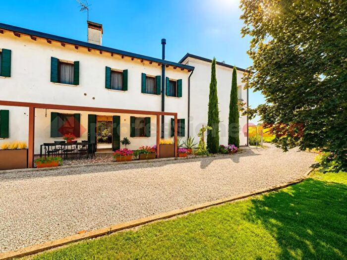 Casa quadrilocale in vendita in Via Aprile Snc, Vescovana