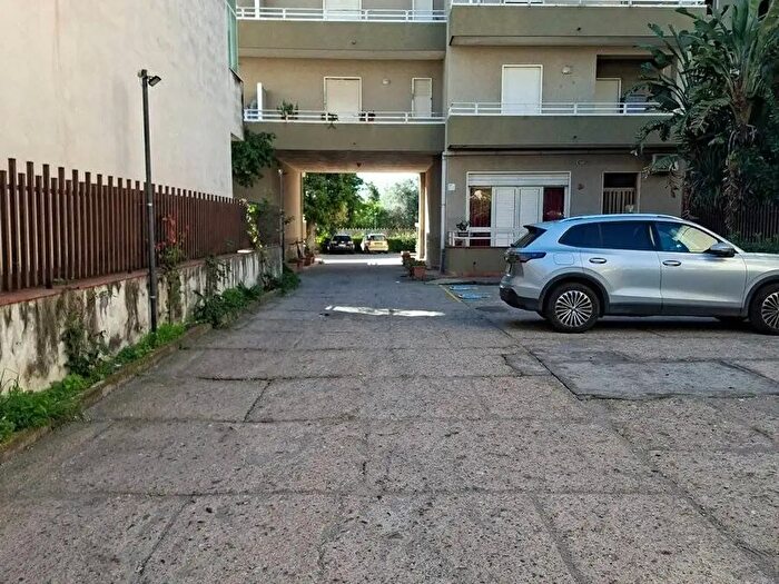 Appartamento trilocale in vendita in Via Giuseppe Garibaldi, Calatabiano