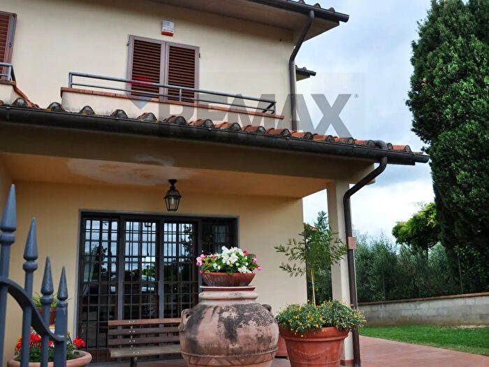 Casa con 8 locali in vendita in Lastra A Signa